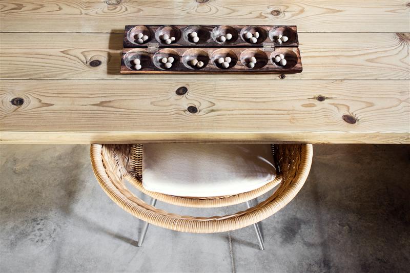 06-detalle-mesa-dormitorio-casa-tierra